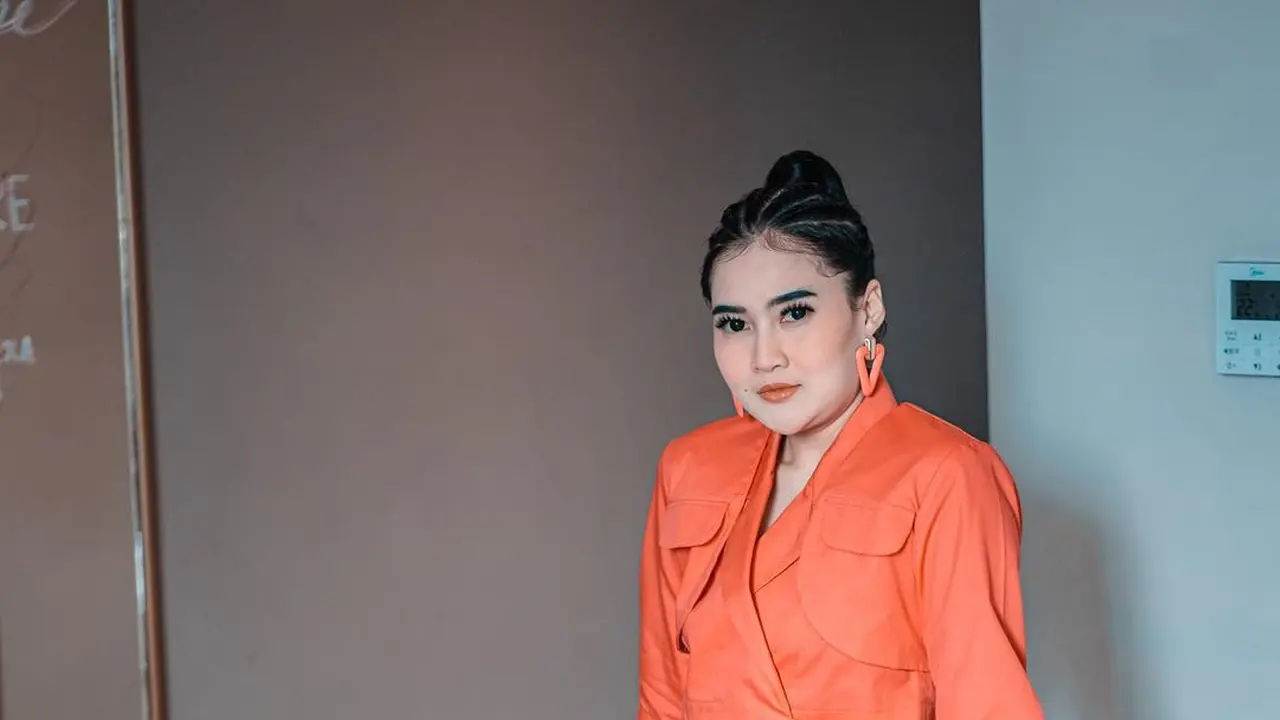 6 Potret Nella Kharisma Tampil Pede dengan Perut Buncit, Dikira Hamil Anak Ketiga