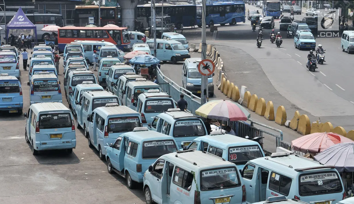 Angkutan kota (angkot) terparkir di Terminal Kampung Melayu, Jakarta, Selasa (10/7). Hingga saat ini baru dua operator angkot yang bergabung dengan program OK Otrip. (Merdeka.com/Iqbal Nugroho)
