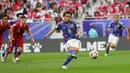 Striker Timnas Jepang, Ayase Ueda melakukan eksekusi penalti yang menghasilkan gol pertama ke gawang Indonesia pada laga ketiga Grup D Piala Asia 2024 di Al-Thumama Stadium, Doha, Qatar, Rabu (24/1/2024) malam WIB. (AFP/Giuseppe Cacace)