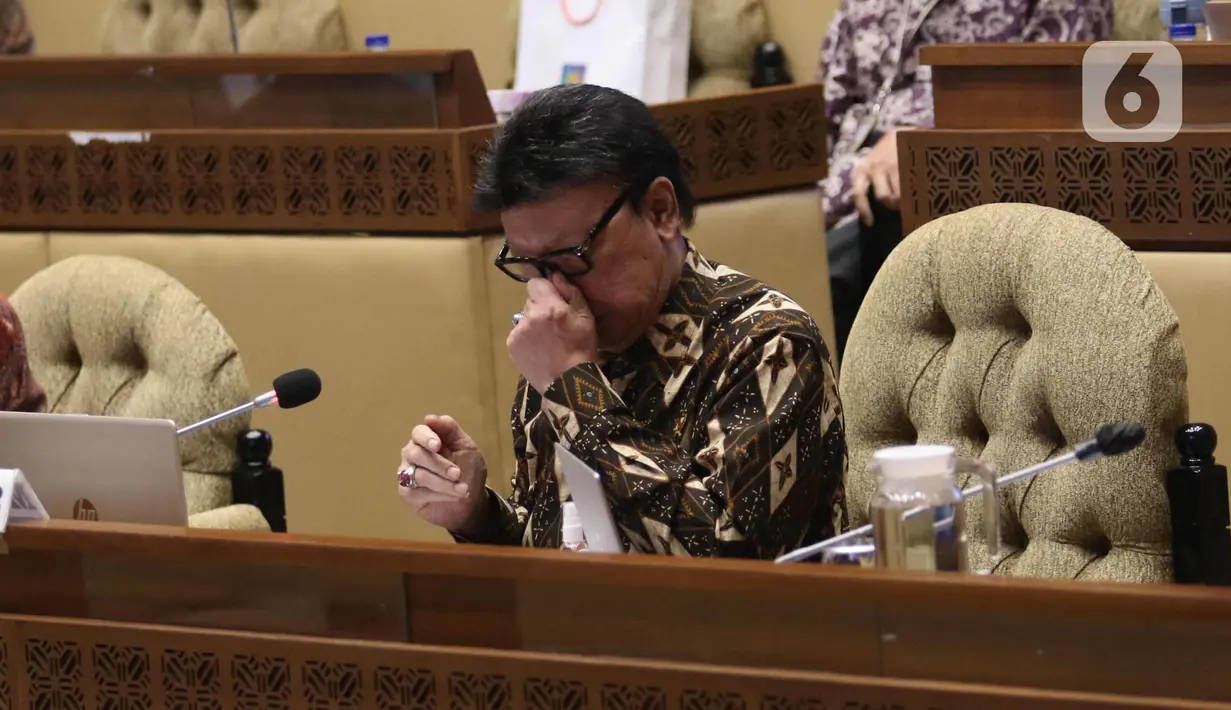 MenPAN-RB Tjahjo Kumolo mengikuti rapat kerja bersama Komisi II DPR di Komplek Parlemen, Jakarta, Kamis (8/4/2021). Dalam rapat tersebut membahas mengenai pandangan pemerintah atas penjelasan DPR terkait RUU tentang ASN serta pembentukan Panja RUU tersebut. (Liputan6.com/Angga Yuniar)