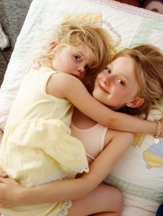 Mungkin kakak-beradik seringkali bertengkar saat kecil. Namun lihat deh gemasnya Dakota dan Elle saat mereka masih kecil! (kinopoisk.ru)