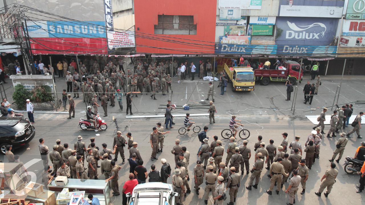 20150829- Satpol PP Bongkar 40 Ruko di Pasar Benhil-Jakarta