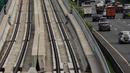 Suasana proyek Light Rail Transit (LRT) Jabodebek, Jakarta, Selasa (12/3). Kereta LRT Jabodebek untuk rute Cawang-Cibubur akan diuji coba Juni 2019 dan saat ini proses pengerjaan untuk rute tersebut sudah mencapai 78,455%. (Liputan6.com/Faizal Fanani)