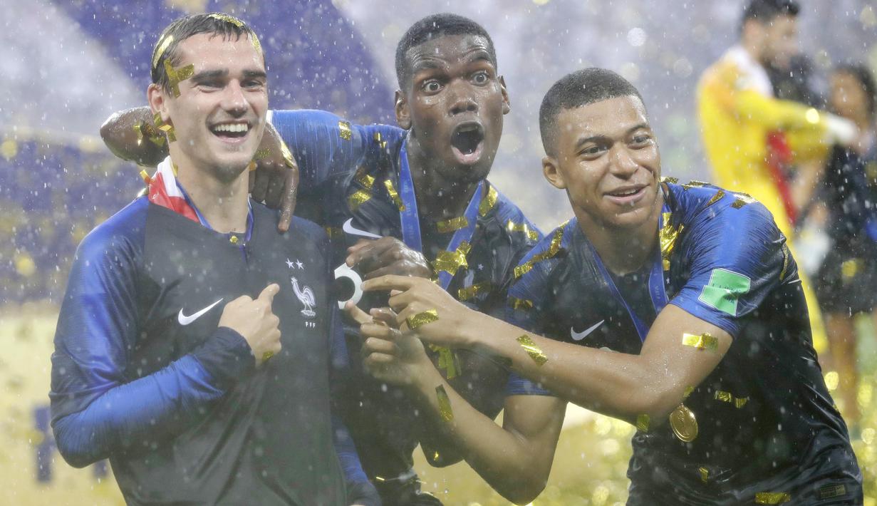 Pemain Prancis, Antoine Griezmann, Paul Pogba dan Kylian Mbappe, melakukan selebrasi usai menjuarai Piala Dunia dengan di Stadion Luzhniki, Moskow, Minggu (15/7/2018). Prancis menang 4-2 atas Kroasia. (AP/Matthias Schrader)