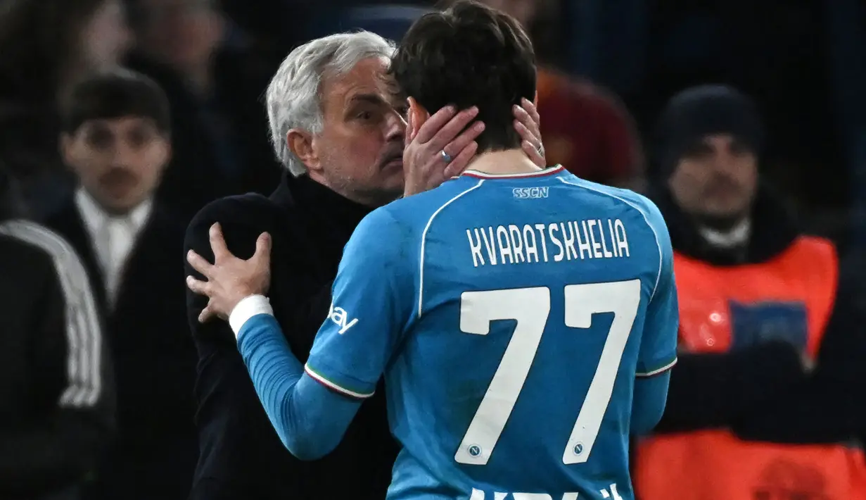 Pelatih AS Roma, Jose Mourinho (kiri) berbicara dengan striker Napoli, Khvicha Kvaratskhelia pada laga pekan ke-17 Liga Italia 2023/2024 di Olympic Stadium, Roma, Minggu (24/12/2023) dini hari WIB. (AFP/Tiziana Fabi)