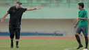 Ekspresi Alfred Riedl saat memberi arahan di latihan Timnas Indonesia di Stadion Manahan, Solo Jawa Tengah (24/9/2016). (Bola.com/Peksi Cahyo)