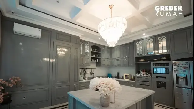 Dapur di rumah Arie Untung dan Fenita. [Foto: YouTube/AH]