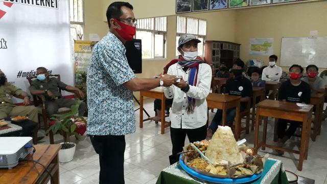 Siswa Mts Pakis, Gununglurah, Cilongok, Banyumas, kini sudah bisa mengakses internet, atas inisiasi Pers dan Mitra Kerja, Banyumas yang menggandeng Pemda, swasta dan BUMDes. (Foto: Liputan6.com/Muhamad Ridlo)