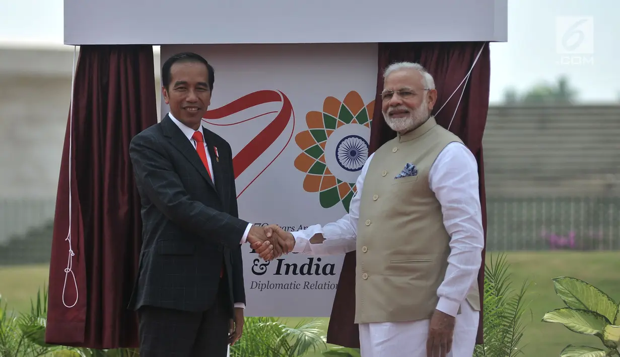 Presiden Joko Widodo (Jokowi) dan Perdana Menteri India, Narendra Modi berjabat tangan seusai membuka tirai peringatan HUT hubungan diplomasi Indonesia-India di kawasan Monas, Jakarta, Rabu (30/5). (Merdeka.com/Iqbal S. Nugroho)