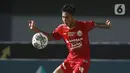 Pemain Persija Jakarta, Alfriyanto Nico, mengontrol bola saat melawan PSIS Semarang pada laga BRI Liga 1 di Stadion Indomilk Arena, Tangerang, Minggu (12/9/2021). Pertandingan berakhir 2-2. (Bola.com/M. Iqbal Ichsan)