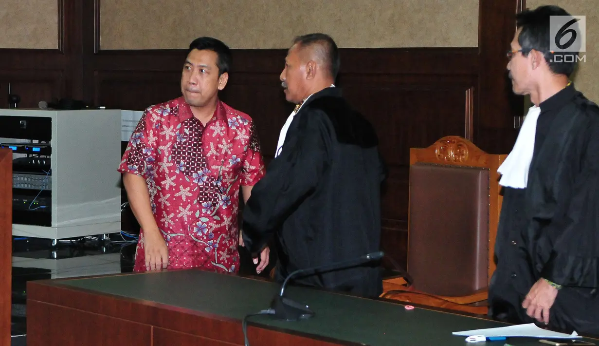 Perantara suap mantan hakim Mahkamah Konstitusi Patrialis Akbar, Kamaludin usai menjalani sidang di Pengadilan Tipikor Jakarta, Senin (4/9). (Liputan6.com/Helmi Afandi)