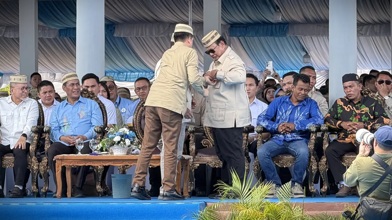 Presiden Prabowo Subianto dianugerahi Lencana Emas Adi Bhakti Tani Nelayan Maha Utama pada puncak Pekan Nasional Petani Nelayan Kontak Tani Nelayan Andalan (PENAS KTNA) XVII di Gorontalo.