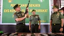 Panglima Kodam Iskandar Muda Mayjen TNI Teguh Arief Indratmoko memeriksa senjata bekas konflik di Banda Aceh, Aceh, Rabu (15/5/2019). Kodam Iskandar Muda menerima sembilan pucuk senjata laras panjang, tiga pistol, empat granat, lima magasin dan sejumlah amunisi bekas konflik Aceh. (CHAIDEER MAHYUDDI