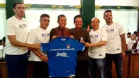 Wali Kota Yogyakarta, Haryadi Suyuti (ketiga dari kiri) bersama jajaran pemain, pelatih, dan manajemen klub PSIM dalam pertemuan di Balaikota Yogyakarta, Jumat (31/5/2019). (Bola.com/Vincentius Atmaja)