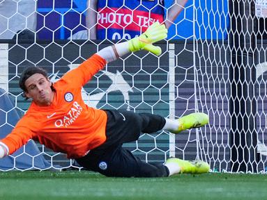 Kiper Inter Milan, Yann Sommer, berusaha menghalau bola saat sesi latihan jelang laga melawan PSG pada partai final Liga Champions di Stadion di Allianz Arena, Munchen. (AP Photo/Matthias Schrader)