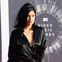 Kylie Jenner nampaknya memang ingin sekali menjadi ibu muda, seperti yang pernah dikatakannya saat masih berpacaran dengan Tyga. Sekarang, nampaknya keinginan itu telah menjadi nyata. (AFP/Frazer Harisson)