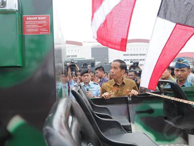 Presiden Jokowi mengunjungi pameran senjata internasional, Indo Defence 2014, di JIExpo Jakarta, Jumat (7/11/2014). (Liputan6.com/Herman Zakharia)