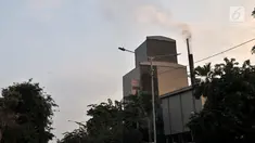 Kepulan asap keluar dari cerobong salah satu pabrik di kawasan Industri Pulogadung, Jakarta Timur, Rabu (31/7/2019). Selain gas buang kendaraan, limbah asap pabrik merupakan salah satu sumber polutan yang menambah buruknya kualitas udara di ibu kota. (merdeka.com/Iqbal S Nugroho)