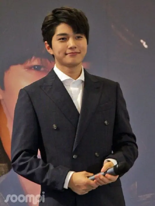 L Infinite memang mempunyai wajah yang imut. Akan tetapi ia terlihat begitu gagah saat mengenakan pakaian formal seperti jas. (Foto: soompi.com)