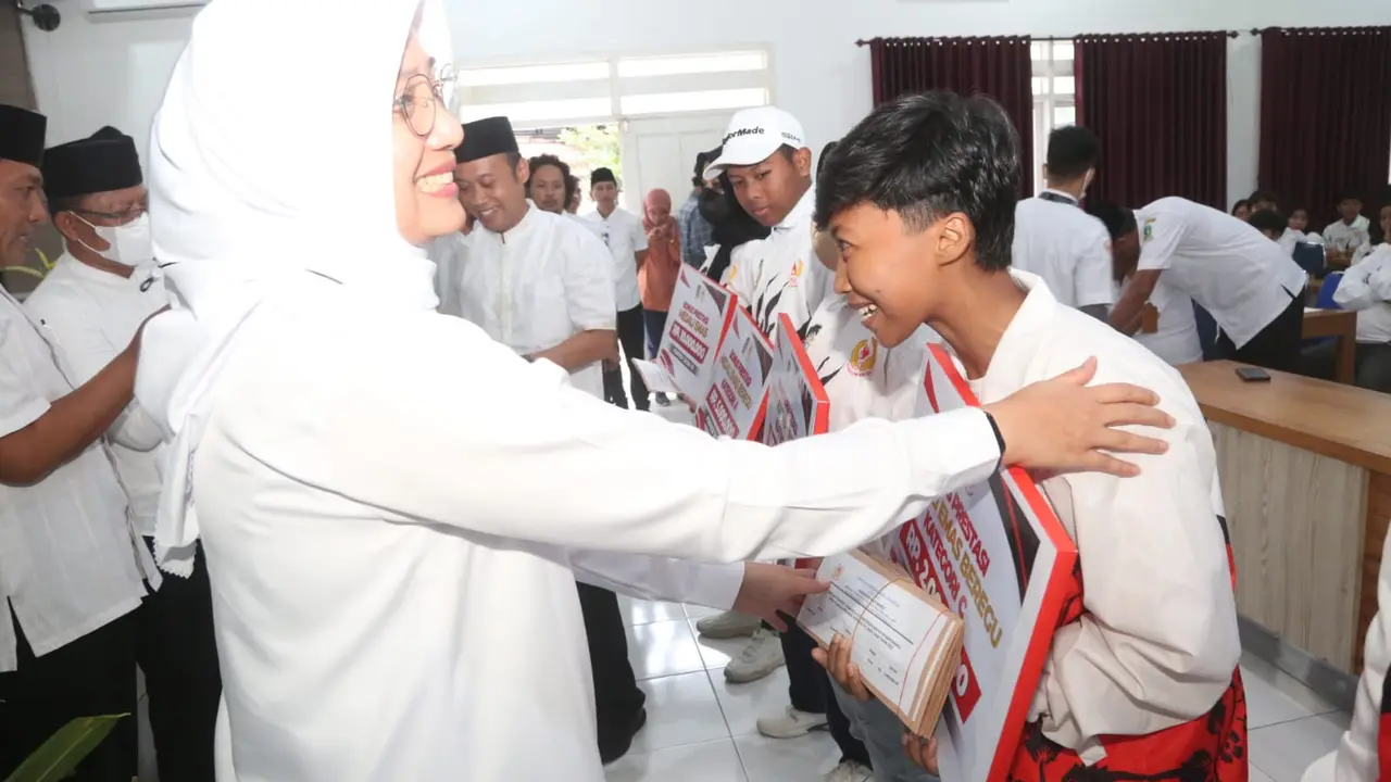 Bupati Banyuwangi Ipuk Fiestiandani memberikan secara simbolis bonus untuk atlet Banyuwangi berprestasi di Porprov Jatim 2022. (Istimewa)