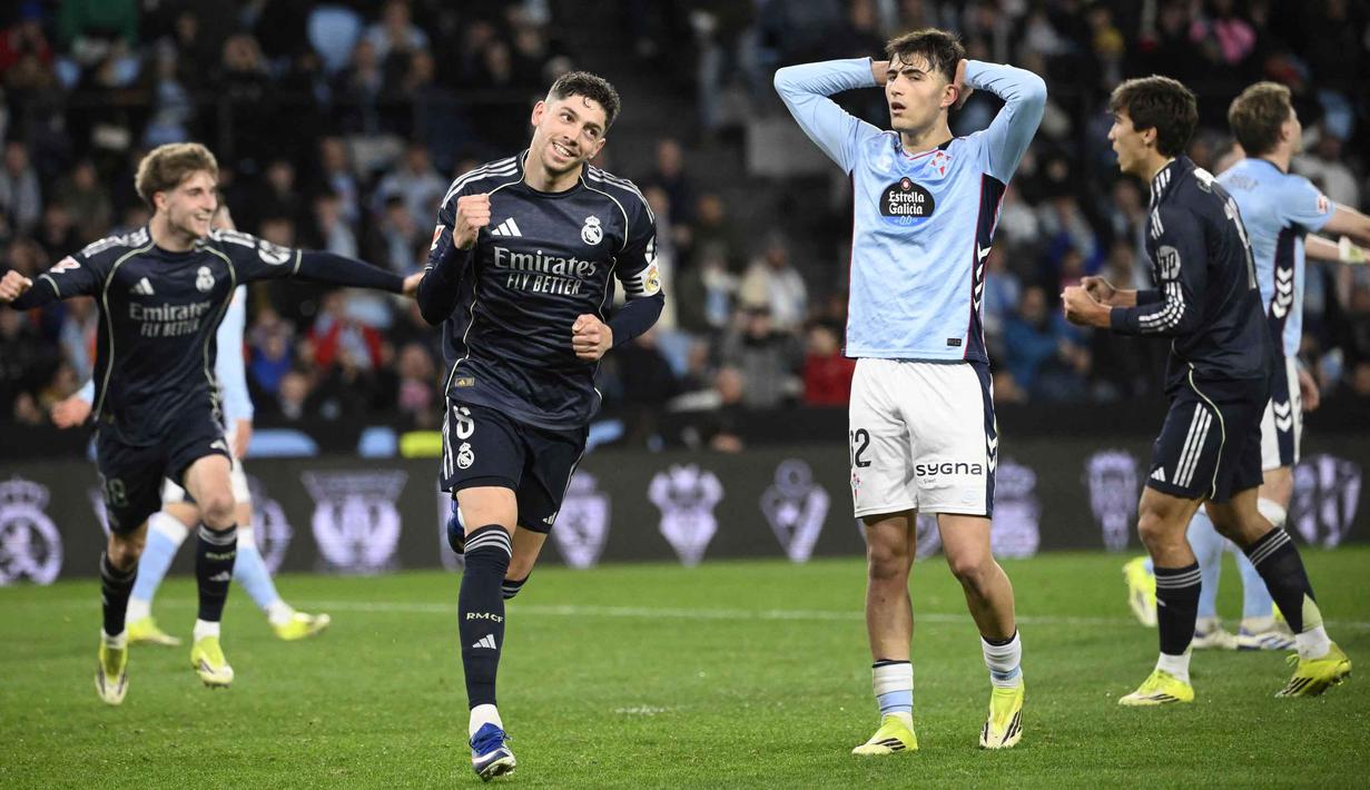 Gelandang Real Madrid asal Uruguay, Federico Valverde (kedua kiri), merayakan golnya saat pertandingan pekan ke-27 La Liga 2025/2026 melawan Celta Vigo di Estadio Abanca-Balaidos pada Jumat 6 Maret 2026 waktu setempat atau Sabtu 7 Maret 2026 dini hari WIB. Real Madrid meraih kemenangan dramatis 2-1 atas Celta Vigo. (Miguel RIOPA/AFP)