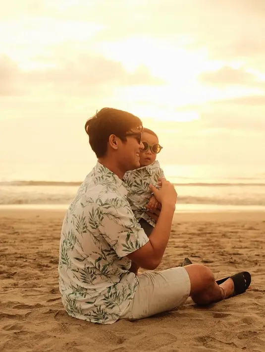 <p>Tak ketinggalan kacamata hitam jadi pelengkap tampilan Lesti, Billar dan Fatih saat bermain di Pantai. @rizkybillar @lestykejora.</p>