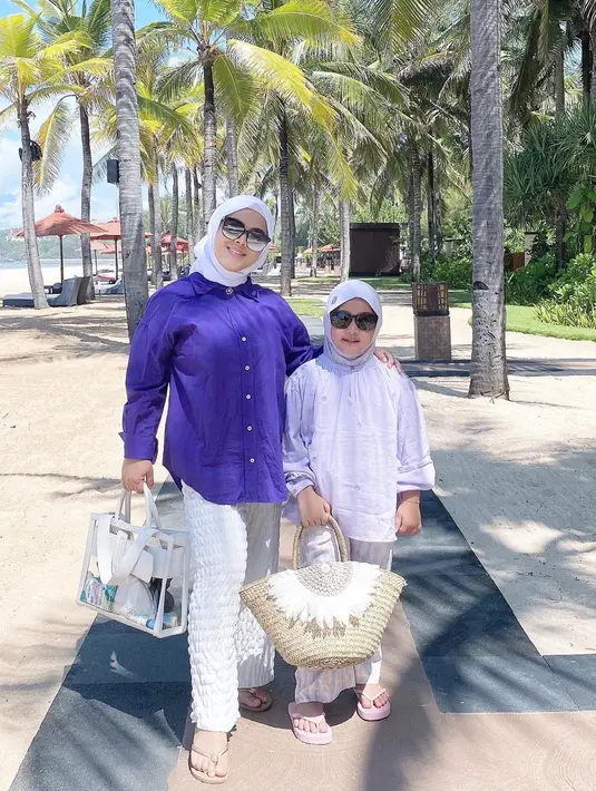 <p>Seperti inilah penampilan Aisyahrani yang tetap modis meski tengah hamil tua. (FOTO: instagram.com/syh55)</p>