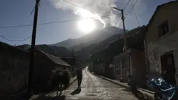 Peru mengumumkan keadaan darurat selama enam puluh hari di daerah sekitar gunung berapi Ubinas pada hari Rabu. (Diego Ramos / AFP)