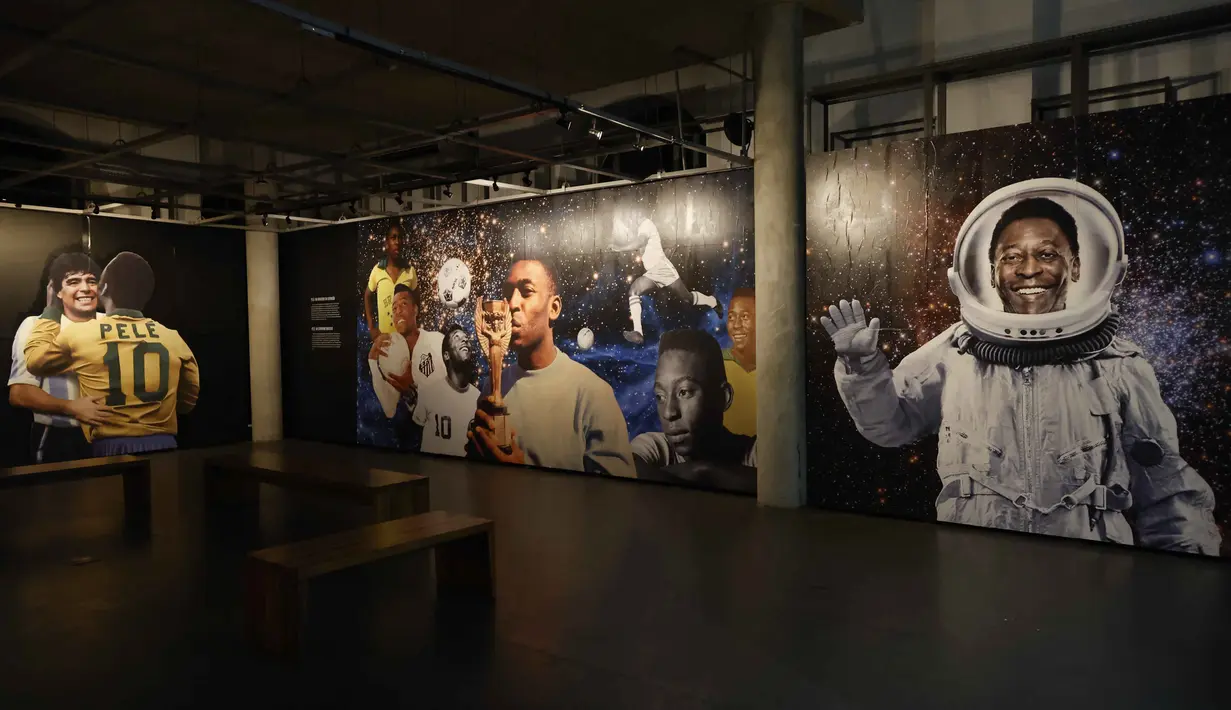 Sementara itu, terdapat sekitar 2.500 item, termasuk jersey (seperti nomor 10 dari Santos FC), sepatu, bola, foto, dan penghargaan seperti FIFA Golden Ball, tersimpan rapi di Museum Pele yang didirikan pada 2014 silam. Tampak dalam foto, detail Museum Pele terlihat setelah pengumuman akuisisi merek mendiang legenda sepak bola Brasil, Pele, oleh NR Sports di Santos, Sao Paulo, Brasil, pada Selasa 25 November 2025. (Miguel SCHINCARIOL/AFP)