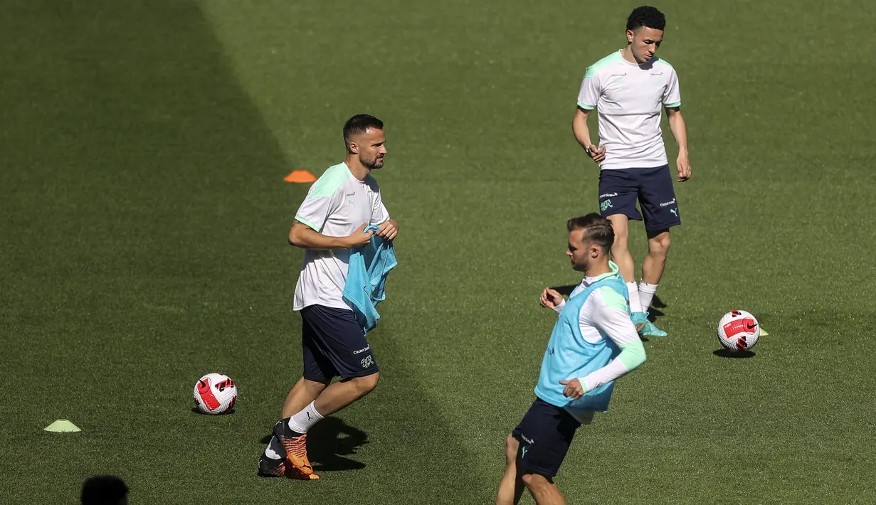 Pemain depan timnas Swiss Haris Seferovic (kiri) dan rekan satu timnya menghadiri sesi latihan di Stadion Jose Alvalade di Lisbon, Sabtu (4/6/2022). Portugal dan Swiss akan saling berhadapan pada matchday 2 Grup 2 UEFA Nations League A 2022/2023, Senin 6 Juni 2022 dini hari WIB di Estadio Jose Alvalade. (CARLOS COSTA / AFP)