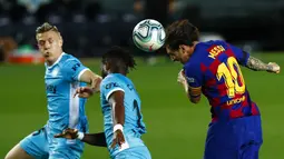 Striker Barcelona, Lionel Messi, menyundul bola saat melawan Leganes pada laga La Liga di Stadion Camp Nou, Selasa (16/6/2020). Barcelona menang 2-0 atas Leganes. (AP Photo/Joan Montfort)