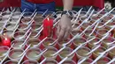 Salah satu minuman untuk berbuka puasa tersaji di Vihara Dharma Bakti di kawasan Petak Sembilan, Jakarta, Jumat (10/5/2019). Beragam menu makanan dan minuman khas untuk berbuka puasa disediakan secara gratis oleh komunitas muslim Tionghoa-Indonesia. (Liputan6.com/Helmi Fithriansyah)