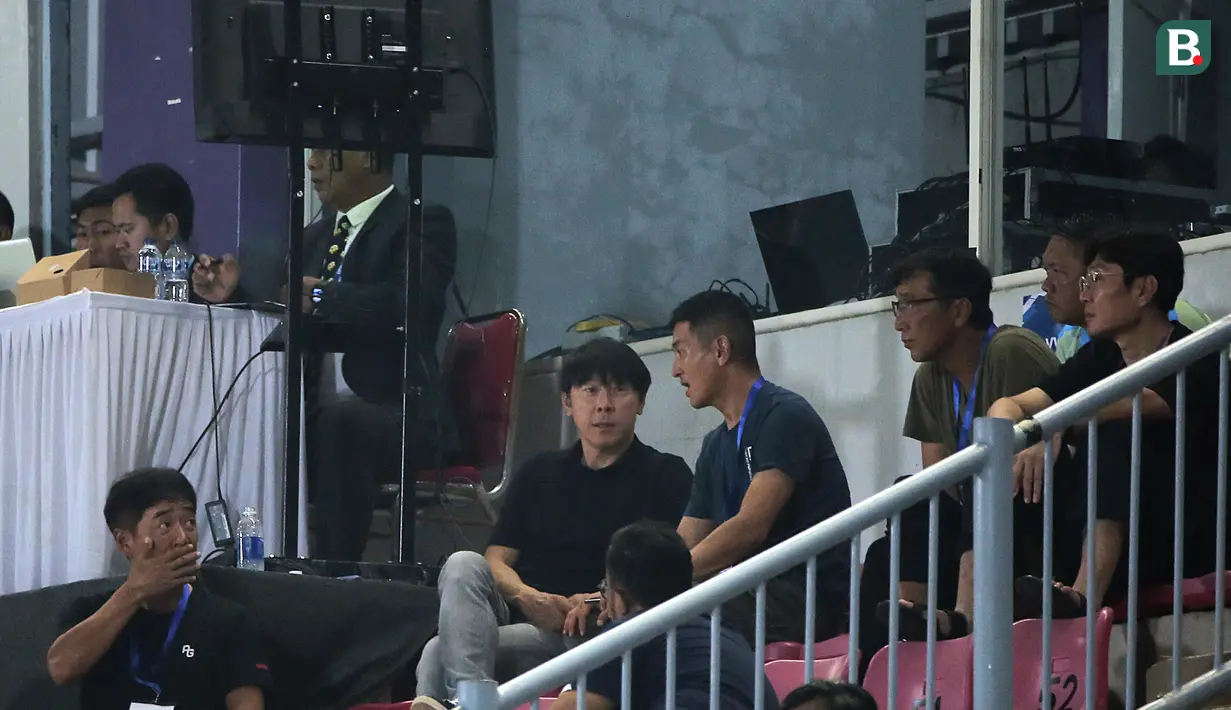 Pelatih Timnas Indonesia, Shin Tae-yong (tengah), didampingi asisten pelatih saat menyaksikan pertandingan pekan keempat BRI Liga 1 2023/2024 antara Dewa United melawan Persik Kediri yang berlangsung di Stadion Indomilk Arena, Tangerang, Jumat (21/7/2023). (Bola.com/Ikhwan Yanuar)