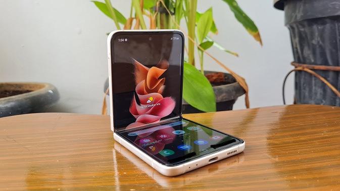 Penampakan Samsung Galaxy Z Flip3 (Liputan6.com/Agustinus M. Damar)