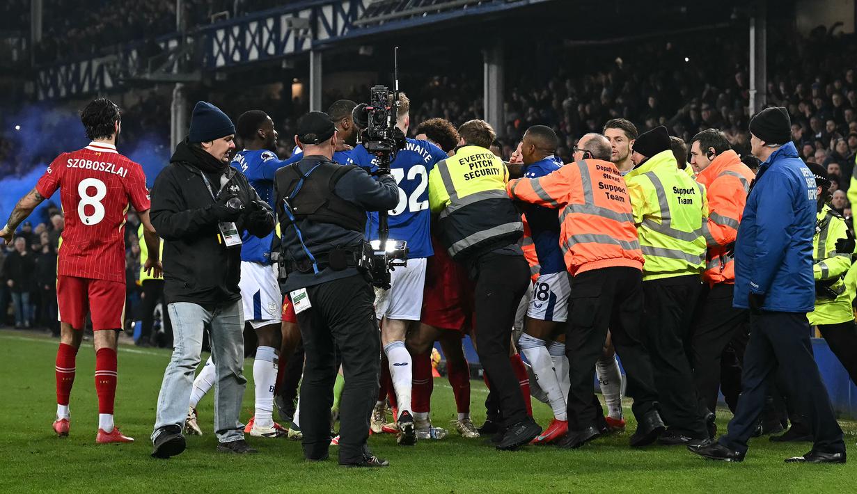 Pemain Liverpool dan Everton bersitegang setelah laga lanjutan Liga Inggris 2024/2025 di Goodison Park, Liverpool, Inggris, Rabu (13/02/2025) WIB. (AFP/Paul Ellis)