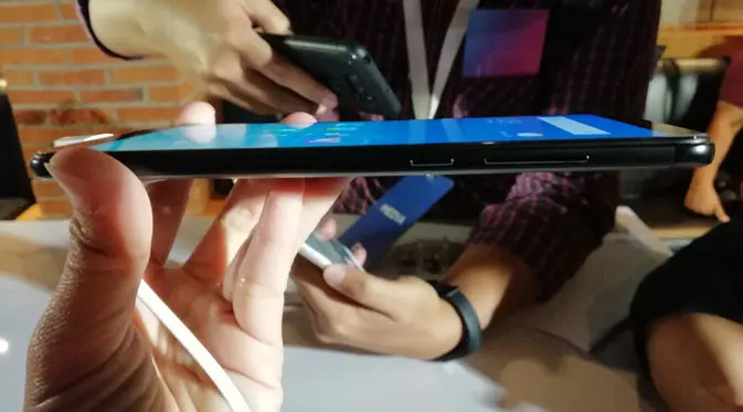 Tampak samping Xiaomi Redmi 5. Liputan6.com/ Andina Librianty