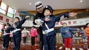 Petugas saat mengajarkan  pelatihan tentang undang-undang dan peraturan berlalu lintas di taman kanak-kanak di Handan, provinsi Hebei, China (29/11). (AFP Photo/China Out)