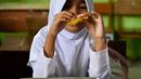 Diketahui, program Makan Bergizi Gratis (MBG) bertujuan membantu orang tua wali memenuhi kebutuhan gizi anak didik. Serta dapat meringankan beban perekonomian orang tua atau wali murid. (CHAIDEER MAHYUDDIN/AFP)