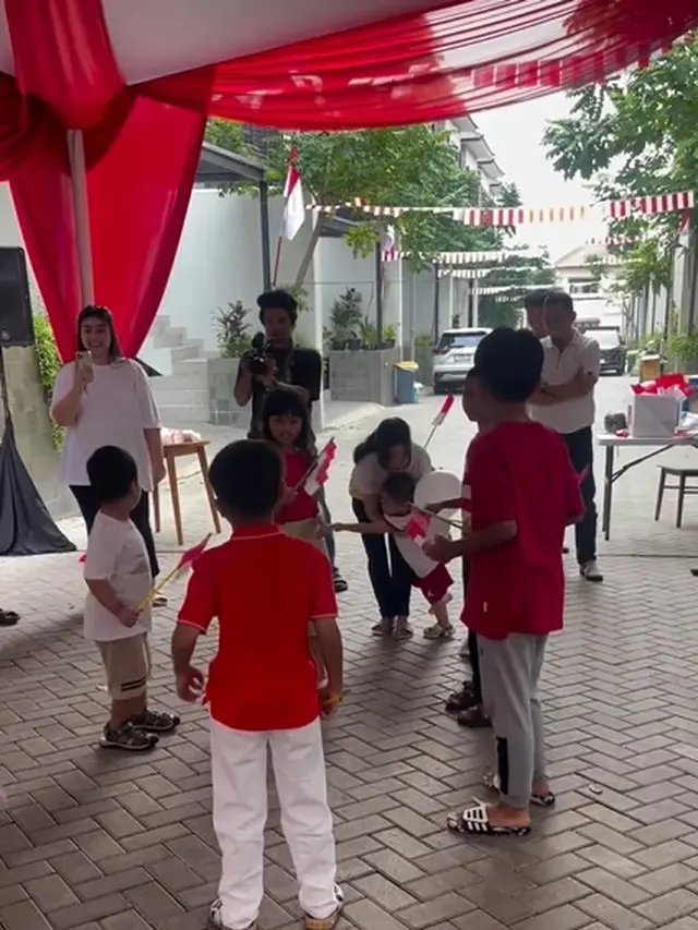7 Potret Indah Permatasari Ikut Lomba Agustusan Ini Seru Banget