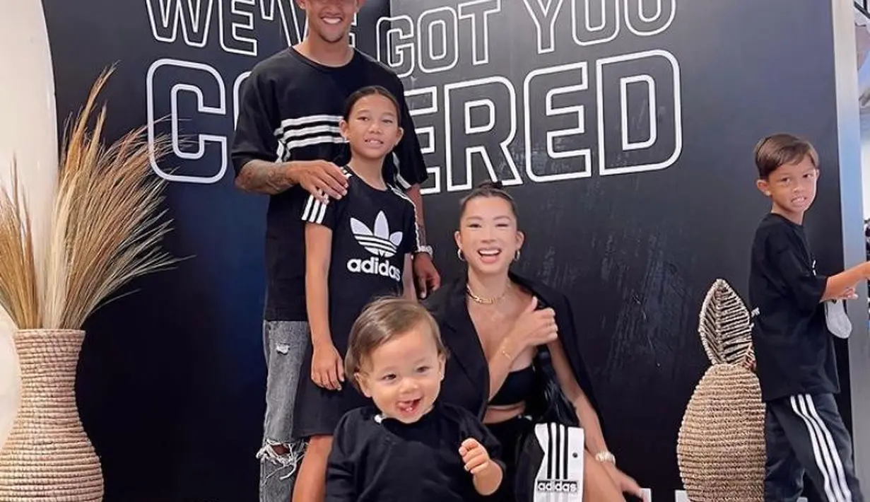 Hadiri pop-up Adidas, keluarga pasangan Irfan-Jennifer tampil kompak bergaya sporty dengan outfit nuansa hitam. (Instagram/jenniferbachdim).