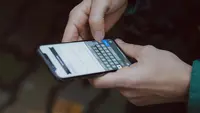 Ciri Orang yang Suka Baca Chat dari Layar Notifikasi Menurut Psikologi