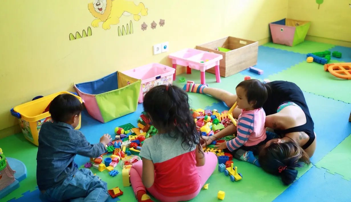 "Maklumlah, namanya juga kerja, jadi aku harus bisa bagi waktu supaya antara kerjaan sama anak-anak bisa tetap balance," kata Sheila kepada bintang.com saat menemuinya di Peek and Boo Sanur, Denpasar Bali, Senin (21/3/2016). (Galih W. Satria/Bintang.com)