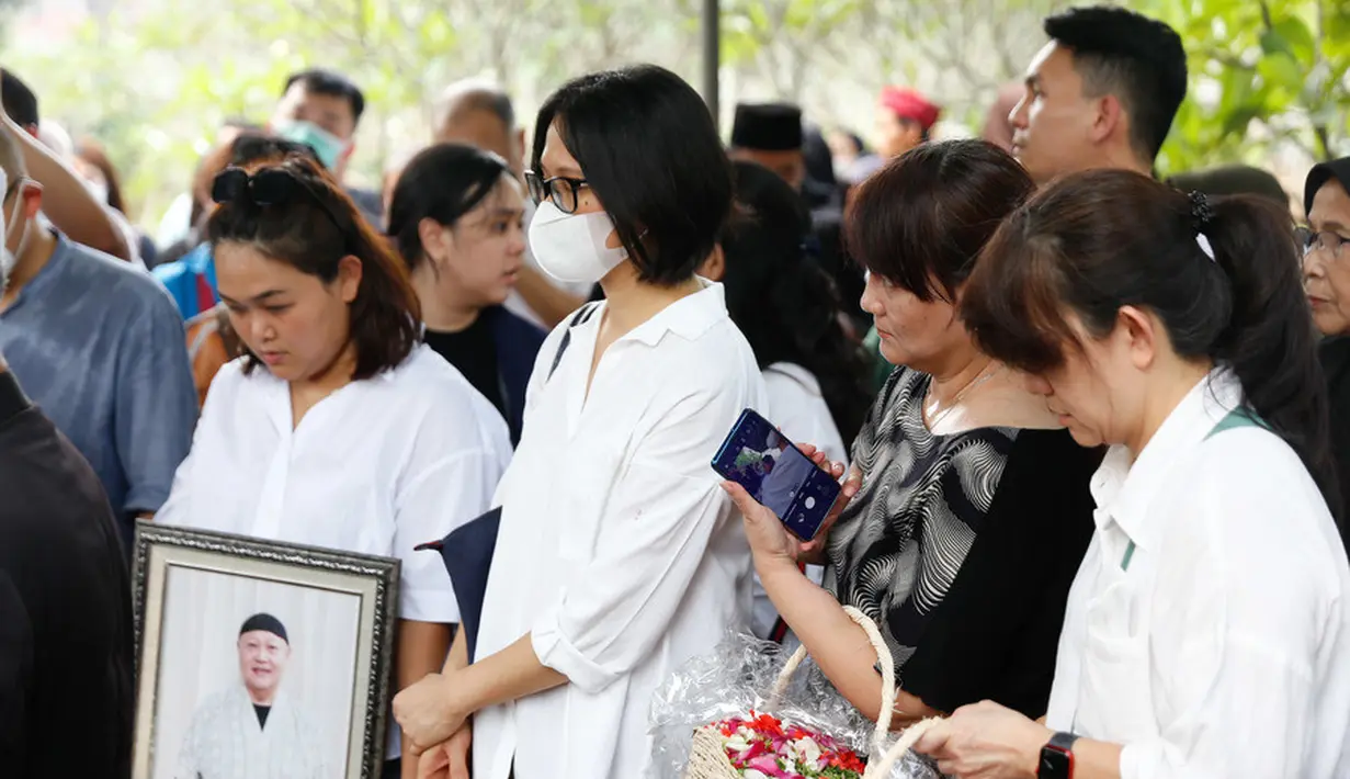 Suasana duka begitu terasa dalam prosesi tersebut. Isak tangis keluarga pecah menyaksikan prosesi pemakanan Koh Ahong. Istrinya Santi, putrinya Mey terus memperhatikan proses pemakaman. [Foto: Bayu Herdianto/KapanLagi.com]