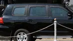 Mantan Presiden Amerika Serikat, Barack Obama terlihat dalam kendaraan saat memasuki kawasan Pangkalan Udara Adi Sutjipto, Yogyakarta, Jumat (30/6). Obama beserta keluarga akan melanjutkan perjalanan menuju Jakarta. (Liputan6.com/Helmi Fithriansyah)