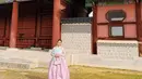 Agar vibes Korea Selatan semakin terasa, Raisa pun mengenakan pakaian tradisional perempuan Korea Selatan yaitu, hanbok. [@raisa6690]