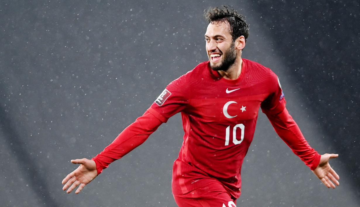Hakan Calhanoglu - Tampil gemilang dan membawa AC Milan finis di posisi kedua Serie A membuatnya menjadi sosok yang diandalkan di Timnas Turki. Selain cakap dalam membangun serangan, Calhanoglu juga handal dalam eksekusi bola mati. (AFP/Ozan Kose)