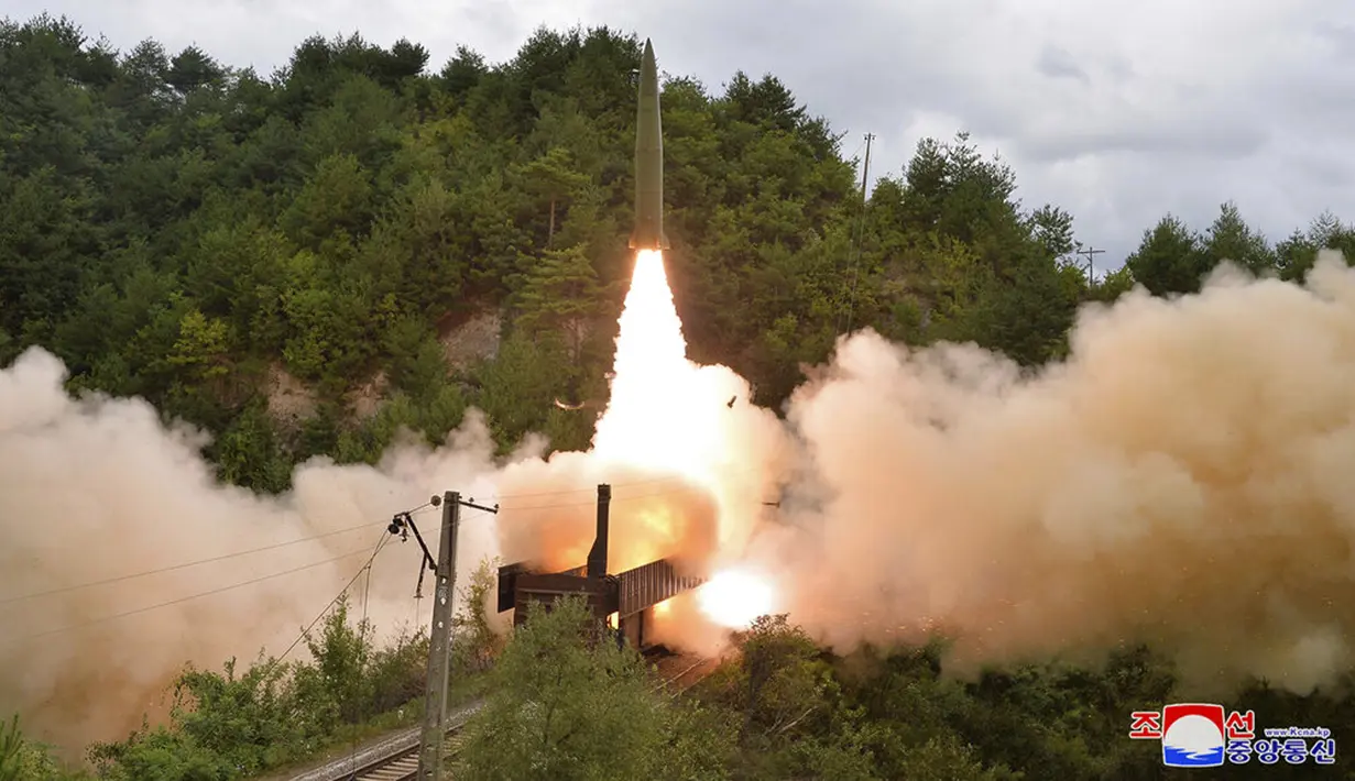 Rudal diluncurkan dari kereta api saat uji coba di lokasi yang dirahasiakan Korea Utara pada 15 September 2021. Korea Utara mengatakan uji coba rudal balistik ini sebagai bagian dari upaya berkelanjutan untuk meningkatkan “pencegahan perang”. (Korean Central News Agency/Korea News Service via AP)