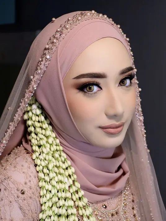 Saat akad nikah, MUA Dhija memoles wajah Syaira dengan makeup flawless. Mengaplikasikan blush on pink tipis, eyeshadow coklat, dan lipstik nude mattenya. @dhijaa