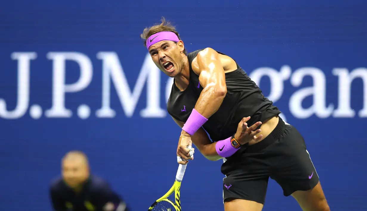 Petenis Spanyol, Rafael Nadal mengembalikan bola ke arah petenis Australia, John Millman pada babak pertama AS Terbuka 2019 di USTA Billie Jean King National Tennis Center, Kamis (27/8/2019). Kemenangan 6-3, 6-2, 6-2 atas Millman mengantar Nadal lolos ke babak kedua. (AP/Adam Hunger)