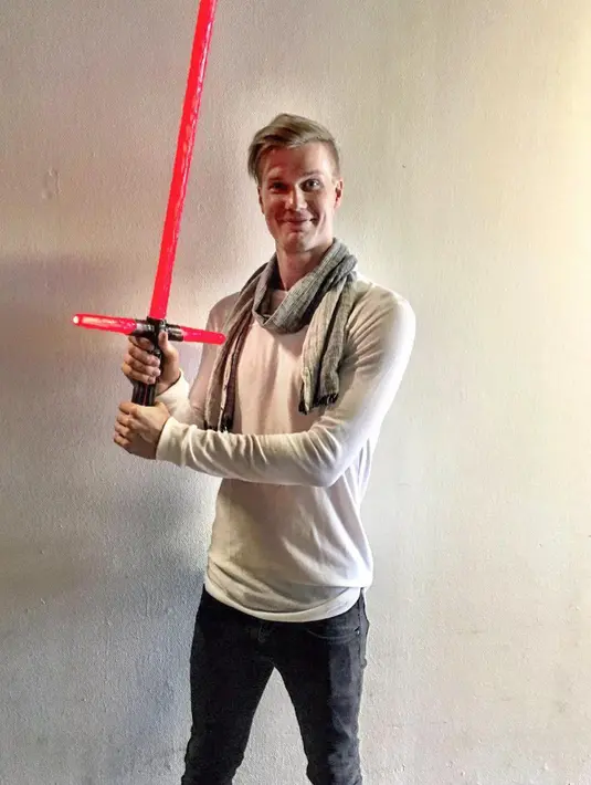 Sebelum memasuki dunia Star Wars, aktor berusia 31 tahun ini ternyata belajar soal film dan Video di Penn State. (instagram/joonassuotamo)